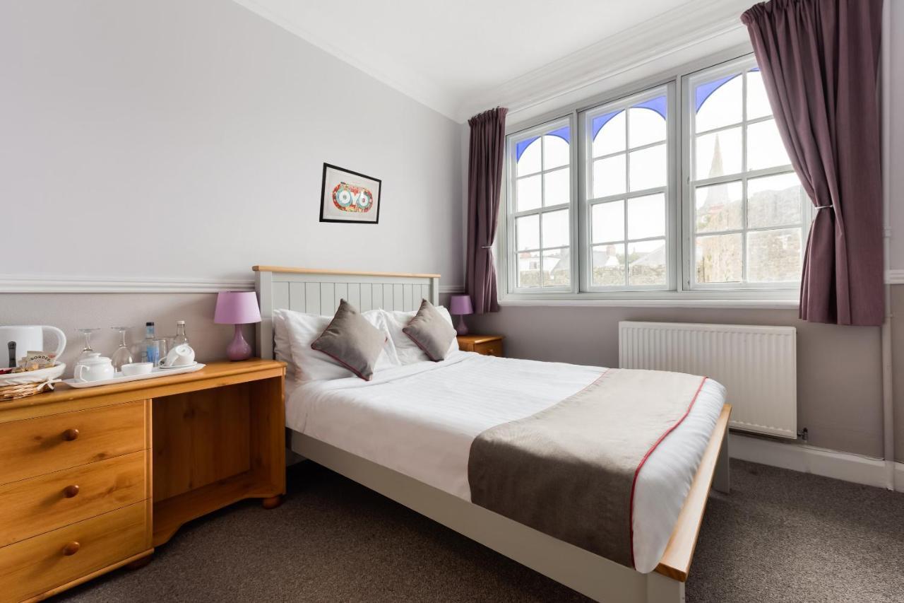 Hotel Oyo Timothy'S à Tenby Extérieur photo
