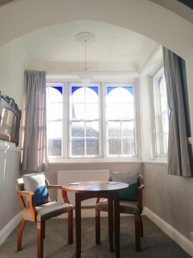 Hotel Oyo Timothy'S à Tenby Extérieur photo