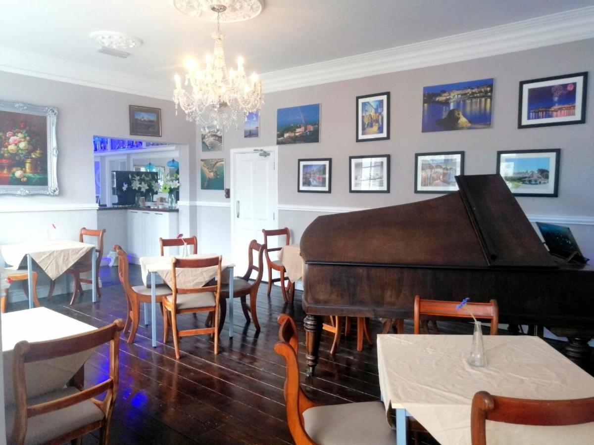 Hotel Oyo Timothy'S à Tenby Extérieur photo