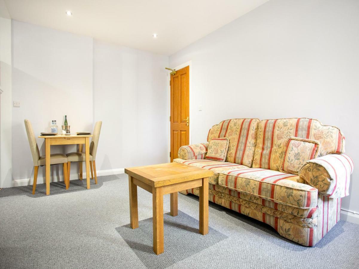Hotel Oyo Timothy'S à Tenby Extérieur photo